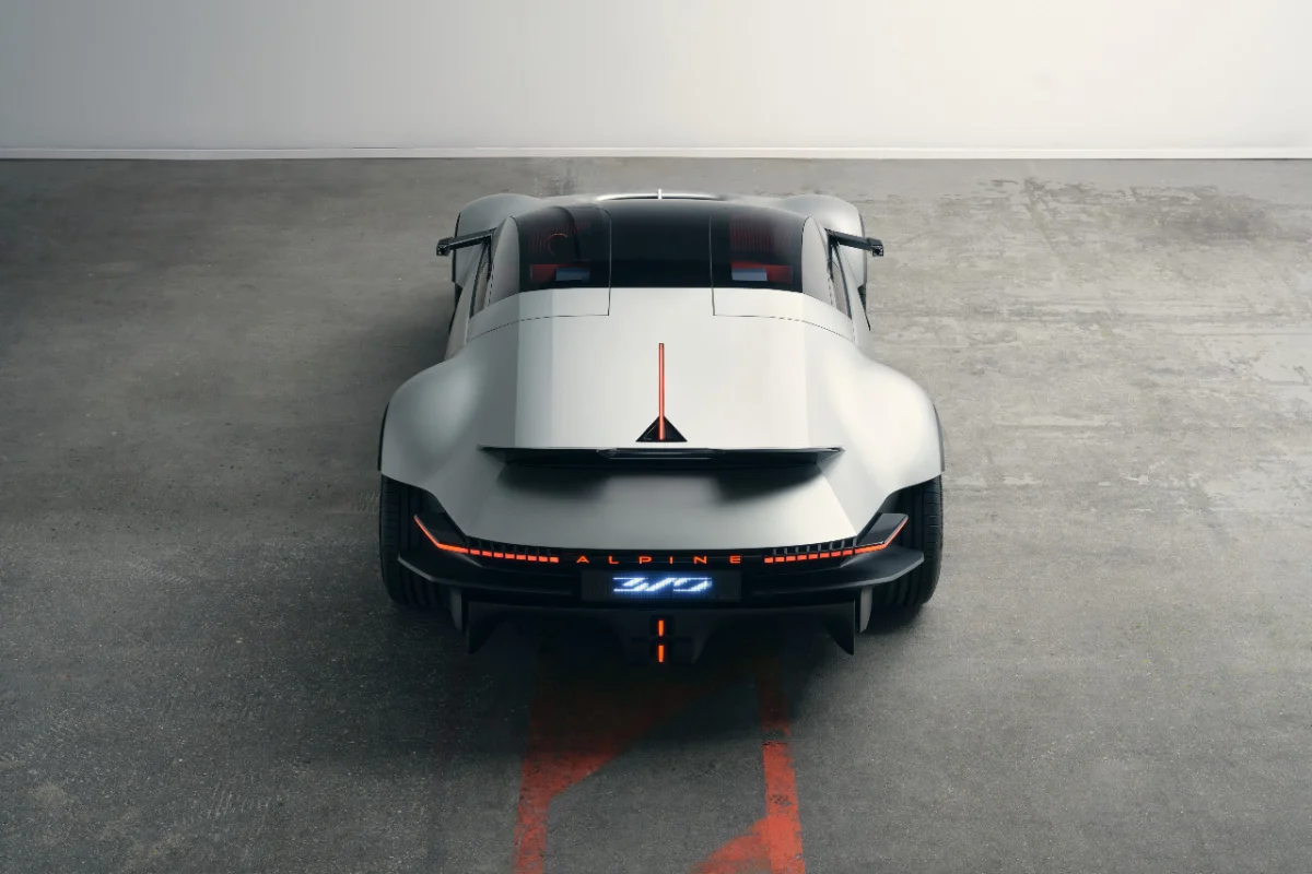 Le concept fusionne les lignes pires de l'A310 quatre-cylindres d'époque et le caractère musclé de la version V6.