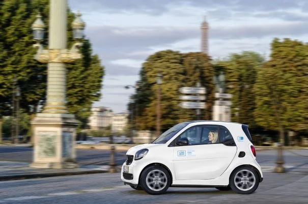 Dès janvier 2019 les Parisiens vont goûter aux joies de l'autopartage en Smart fortwo EQ. Ils n'auront aucun mal à oublier les BlueCar de Bolloré car la mini-citadine de Daimler est bien plus agréable à conduire