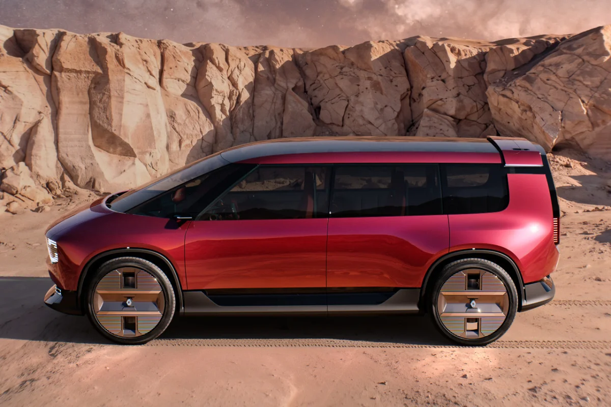 Le soin particulier apporté par Renault à l’aérodynamique se retrouve aussi sur les flancs lisses et galbés dénués de poignées de portes apparentes mais munis de fines caméras en lieu et place des rétroviseurs latéraux.