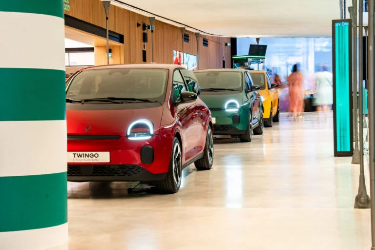 Le Défilé Renault se met à l'heure de la Twingo tout au long de l'été.