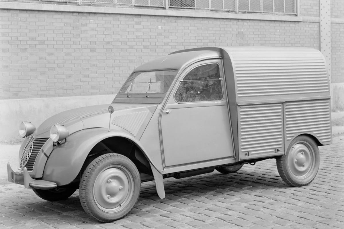 La 2 CV Fourgonnette fut lancée en 1951.