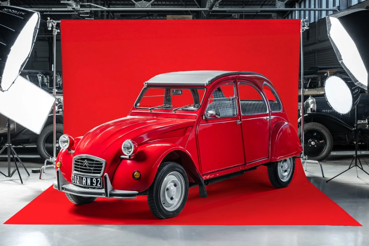 Populaire dans le monde entier, la Citroën 2CV fut produite à 5 114 969 exemplaires entre 1948 et 1990.