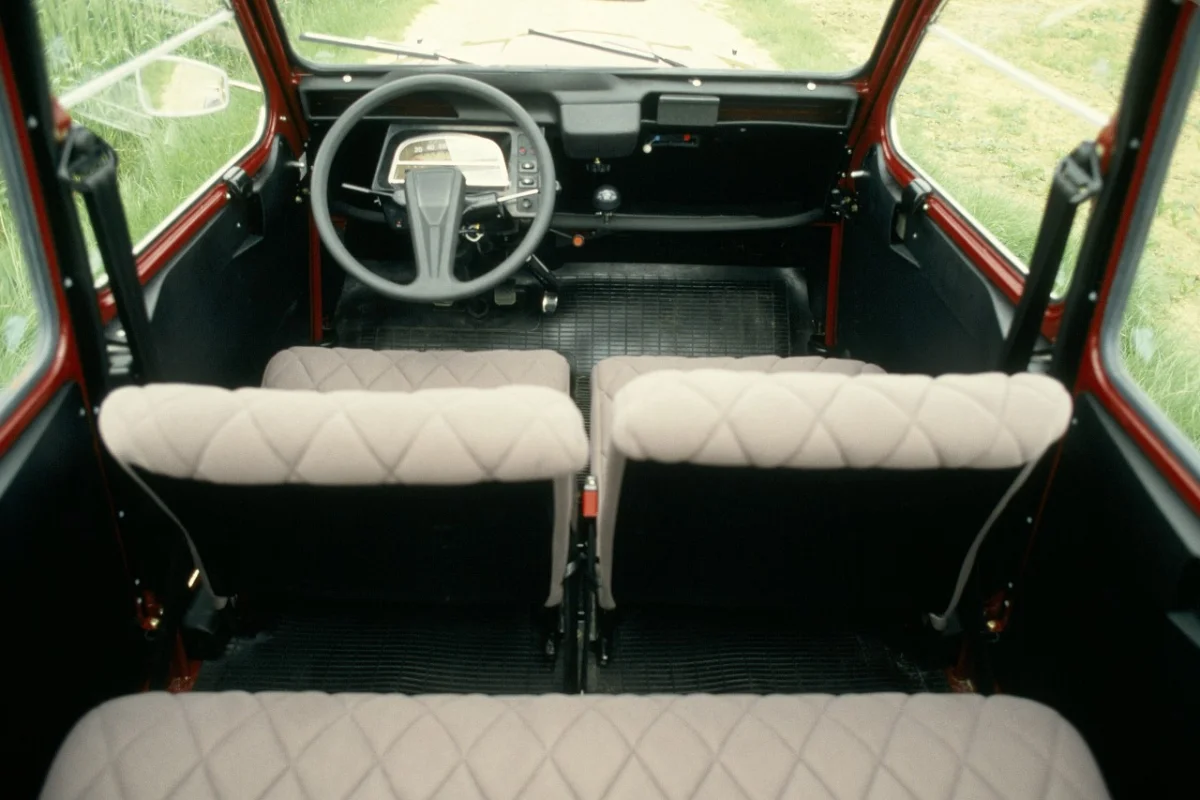 L'agencement intérieur de la 2CV d'origine a été en grande partie repris.