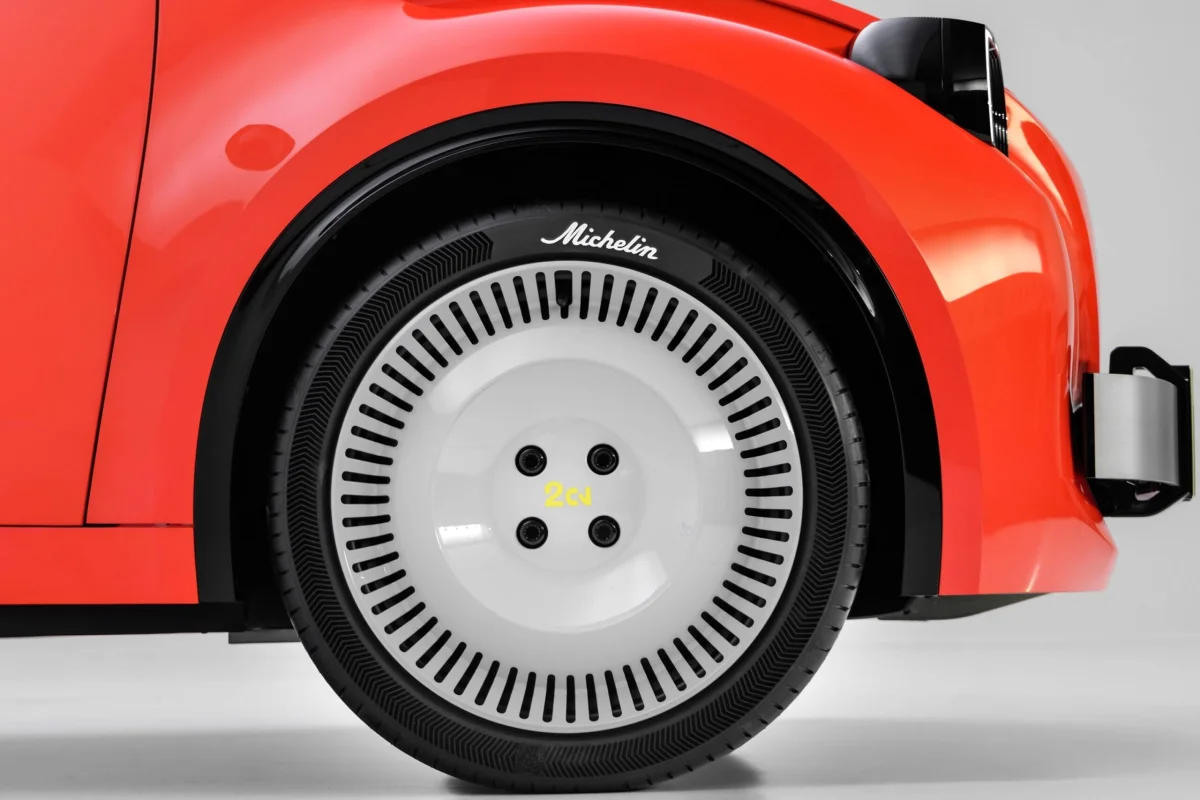 Jantes façon tôle, chevrons sur les flancs et logo Michelin rétro, le soin du détail concerne jusqu'aux roues.