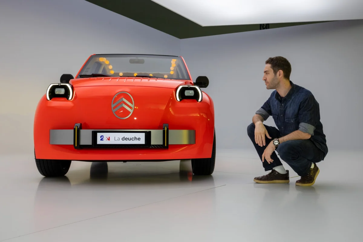 La largeur, les volumes et les LED modernisent le design de la 2CV.