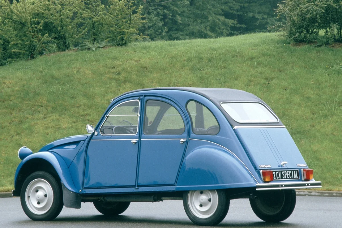 Sur la 2CV originelle, les feux arrière étaient carrés et placés bas;