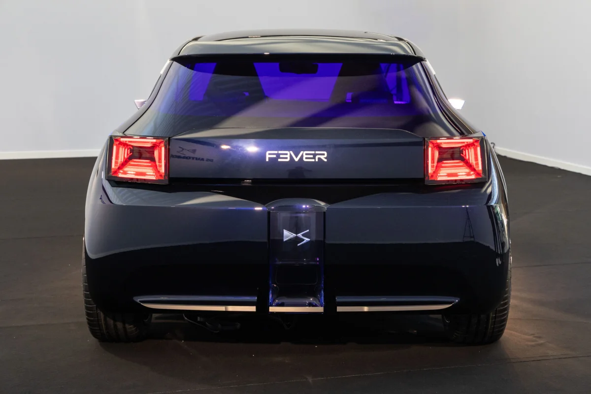 La voiture est bien campée sur son 1,84 m de large.