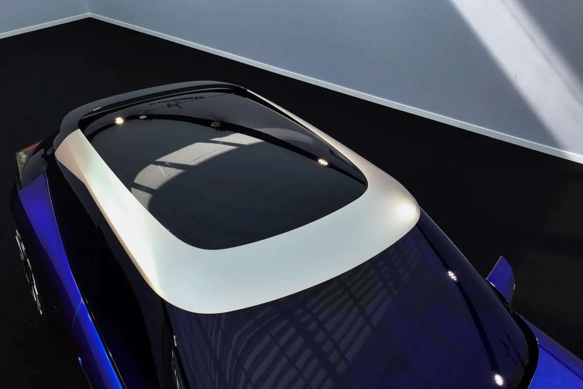 Le cadre du toit est une pièce distincte qui peut être peinte dans une couleur différente du reste de la carrosserie.