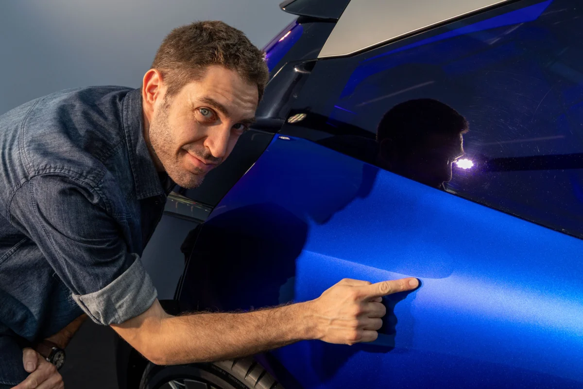Les jeux de lumière font apparaître des reliefs subtils sur la carrosserie.