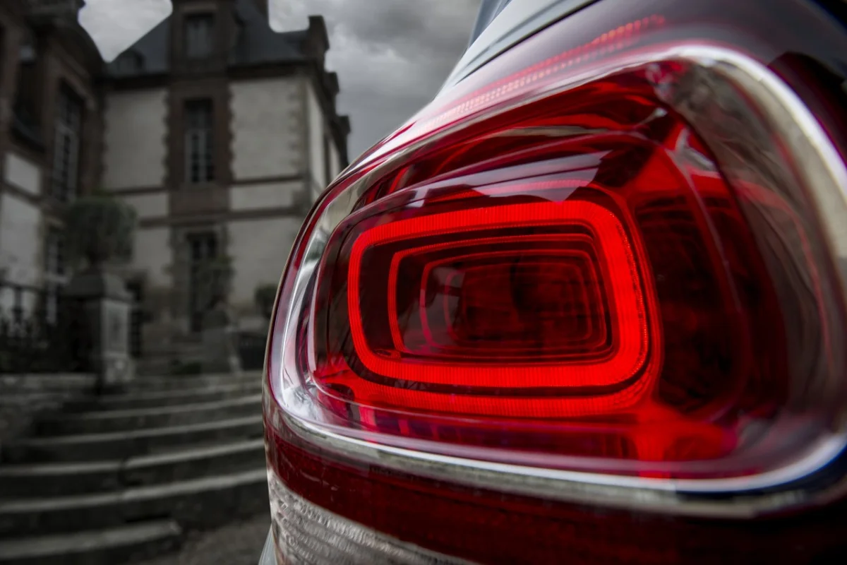 ...fait écho à la signature lumineuse postérieure de la première DS 3.