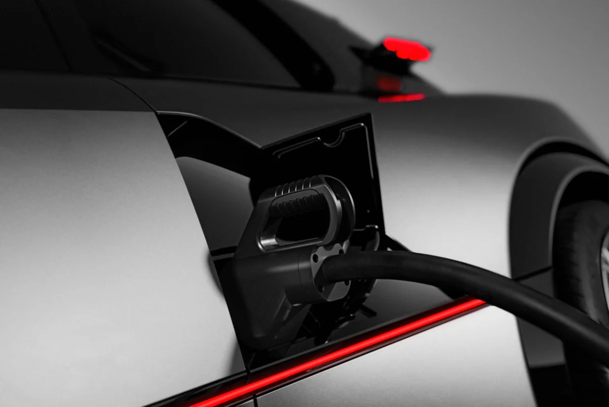 Sa batterie NMC d’une capacité de 85 kWh lui offre un rayon d'action de 400 km en cycle mixte WLTP. Son architecture 800 V lui permet de régénérer son accumulateur de 10 à 80 % en moins de 15 min.