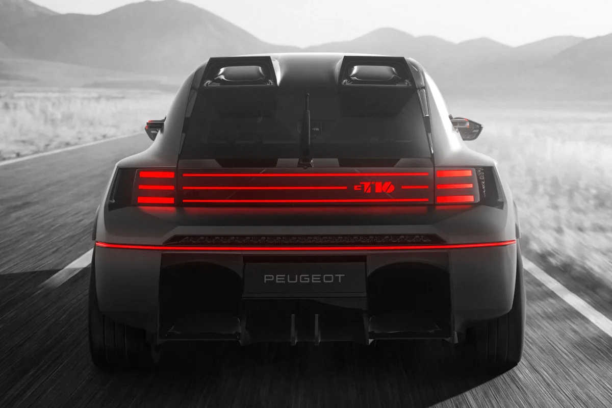 Rear access mechanism similar to the iconic 205 T16 allowing revealed mechanics.