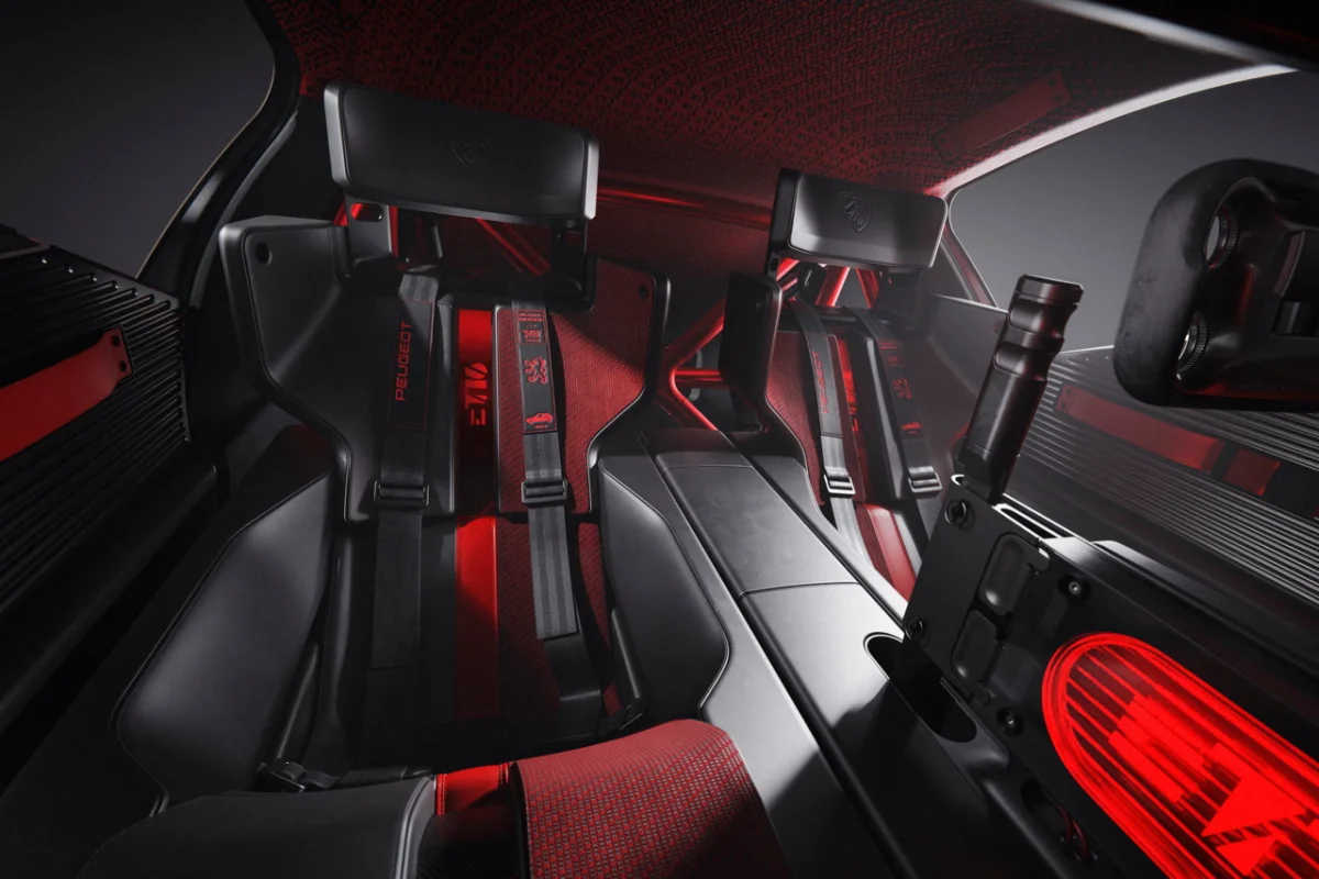 Sellerie, contre-porte, ciel de toit, éclairage d’ambiance, affichage numérique… le rouge, couleur caractéristique de l’intérieur des modèles de la marque siglés GTI, est omniprésent dans l’habitacle de cette création néo-rétro.