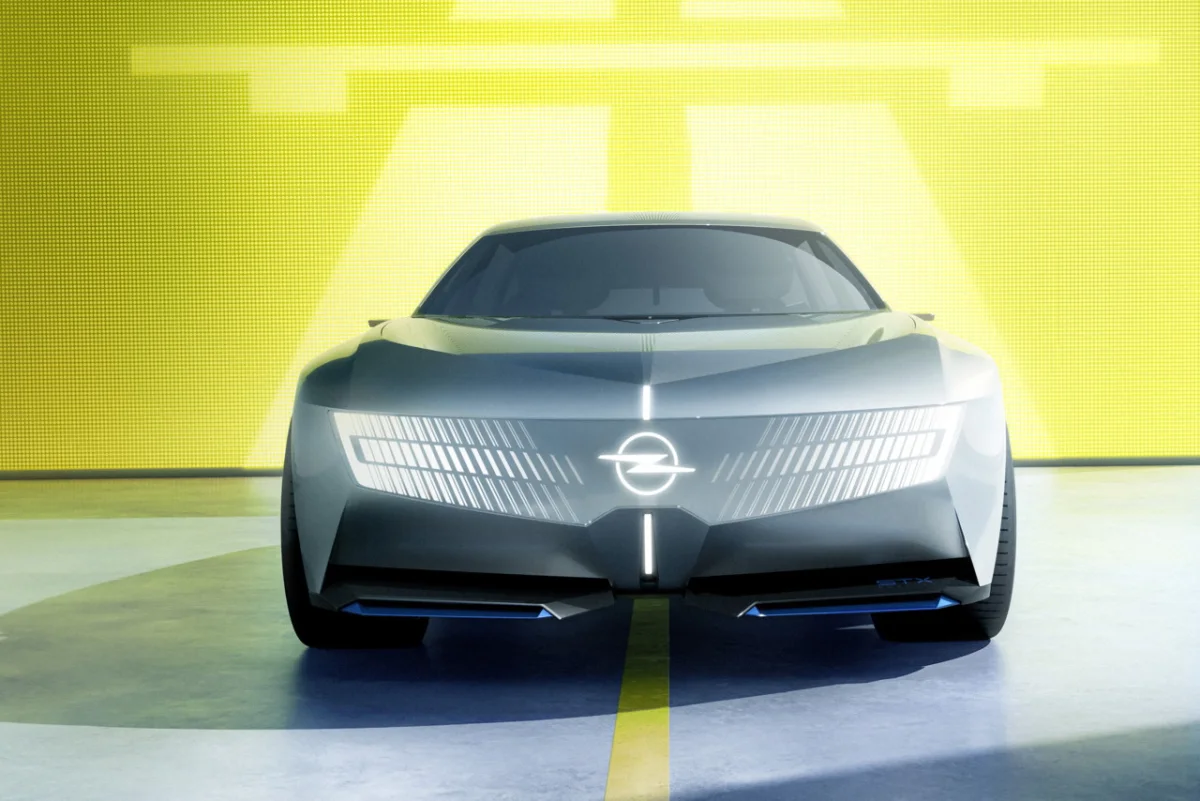 Opel profite de la présentation du STX Concept pour ré-imaginer son Vizor qui englobe calandre et signature lumineuse.