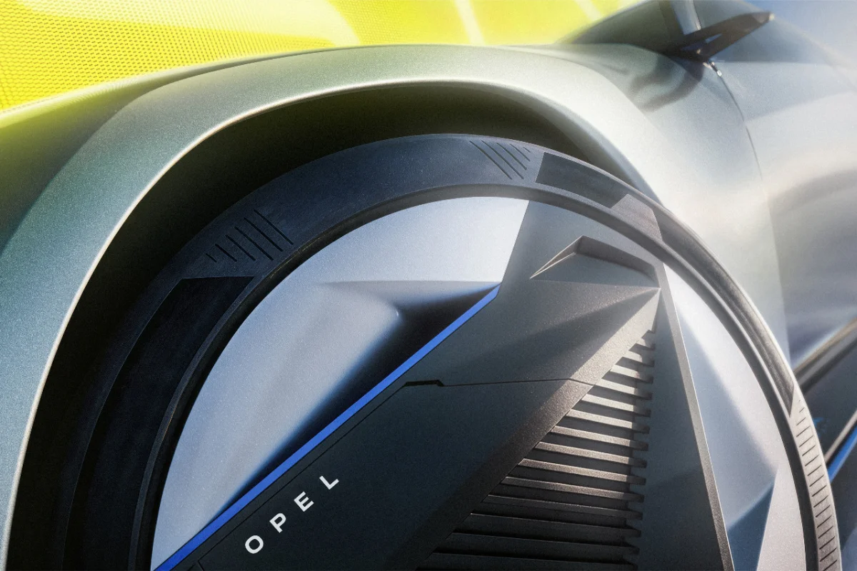 Les jantes alliage de 22 pouces en trois parties participent aussi à la bonne aéro de l'Opel STX Concept.