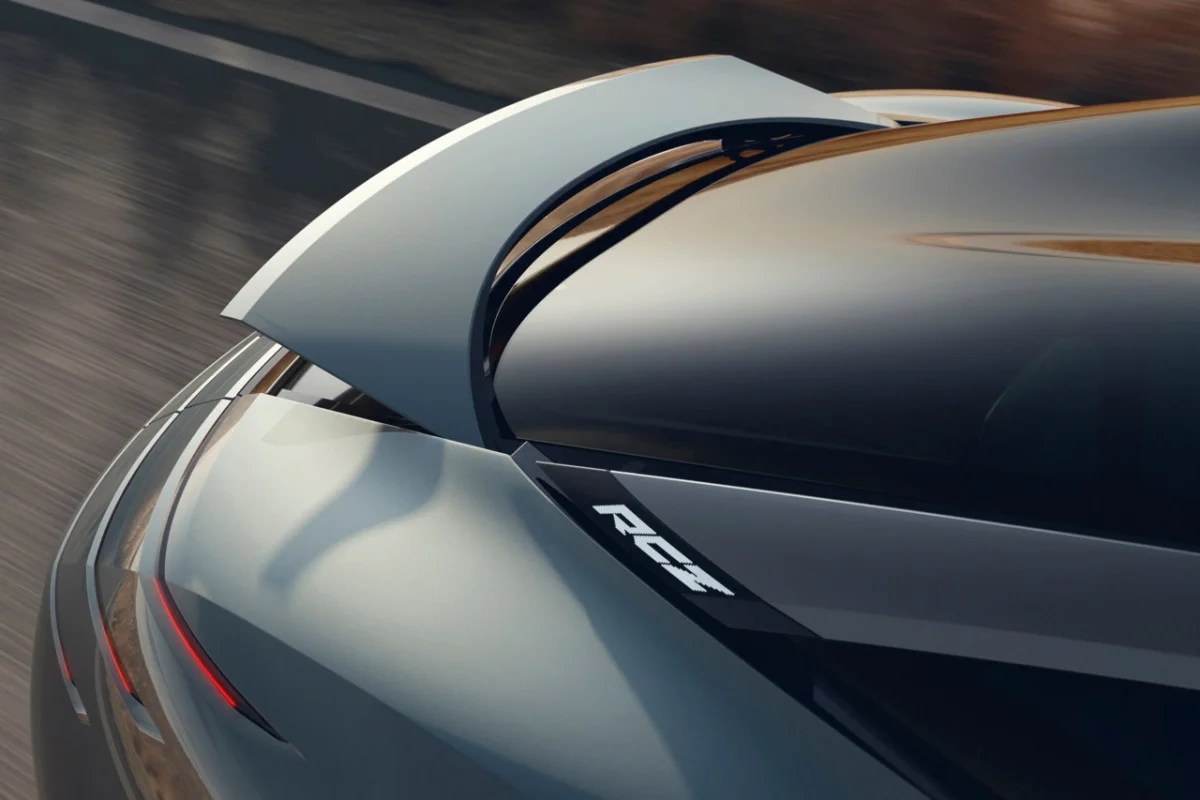 Le concept s'équipe d'un aileron rétractable pour améliorer l’appui du véhicule.