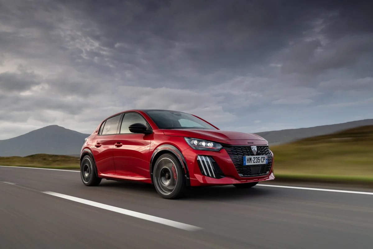 Prix, fiche technique, autonomie, qualités, défauts : voici notre avis sur la nouvelle Peugeot 208 GTI électrique, ici à l'essai sur les exigeantes routes d'Écosse.