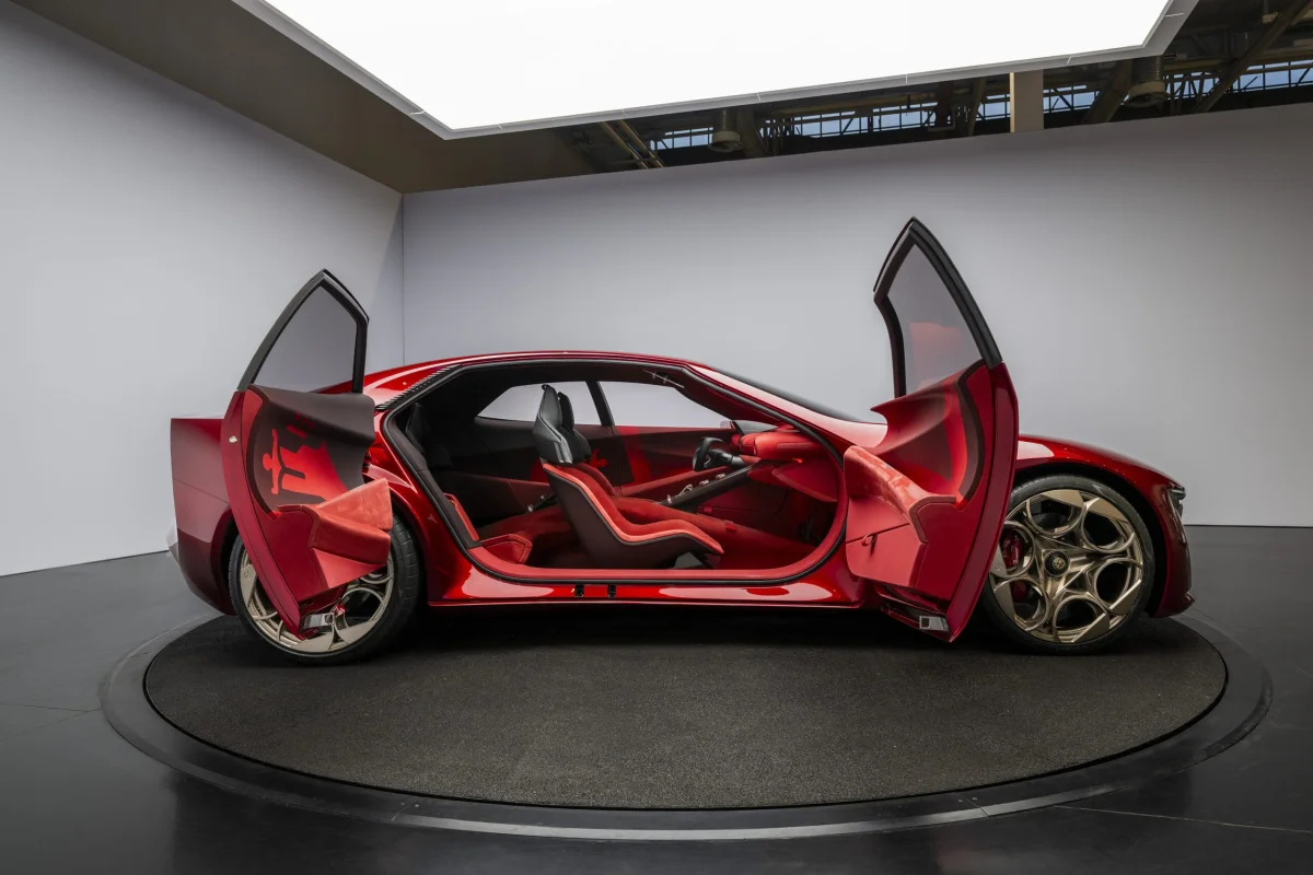 Typiques d'un concept-car, les portes antagonistes libèrent une vue dégagée sur l'habitacle.