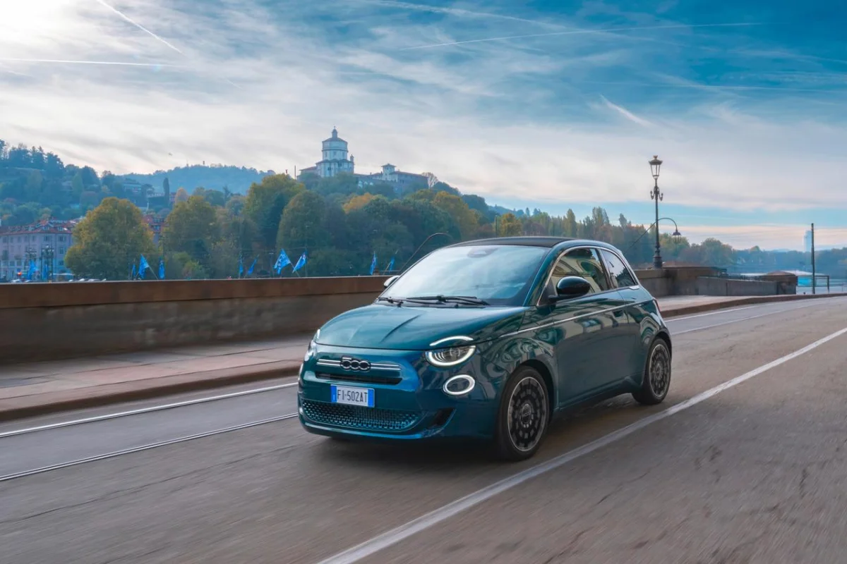 Prix, fiche technique et avis : retrouvez toutes nos infos dans cet essai de la Fiat 500 Hybrid 2025.