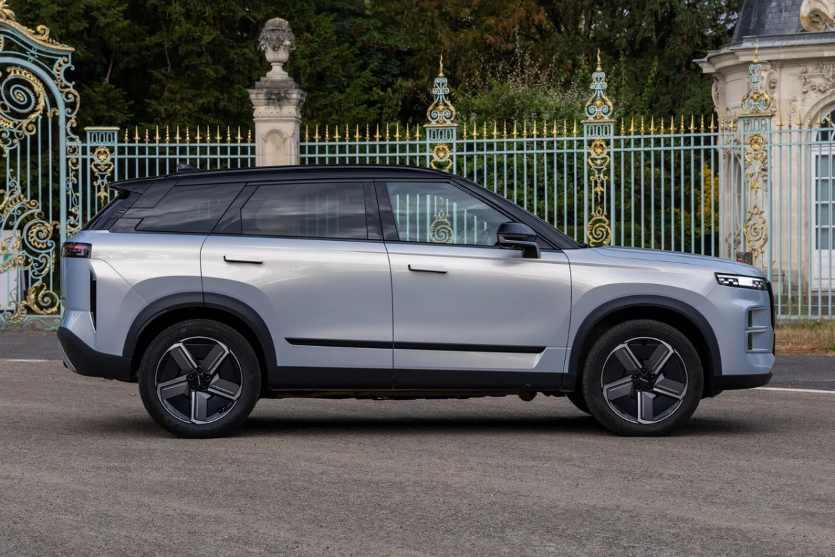 De profil, la ressemblance avec les Range Rover est flagrante. C'est loin d'être un inconvénient à l'applaudimètre !