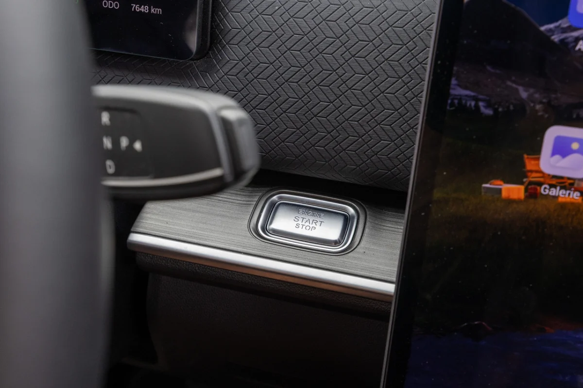 À la différence du J5, le Jaecoo 7 se dote d'un vrai bouton Stop/Start au tableau de bord.