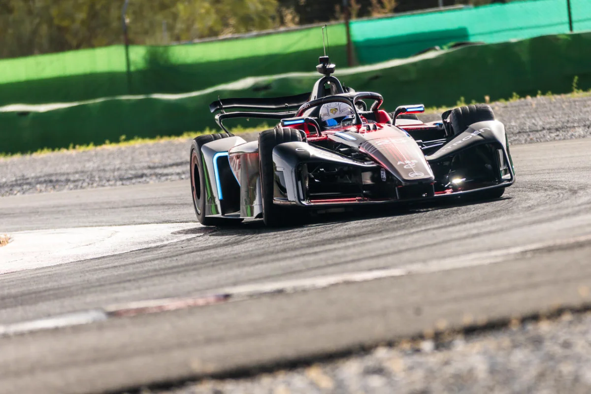 Depuis le bord de piste, les mises en vitesse de la Formule E GEN4 impressionnent. Le sifflement des machines électriques laisse vite place à un impressionnant bruit d'air façon avion de chasse !