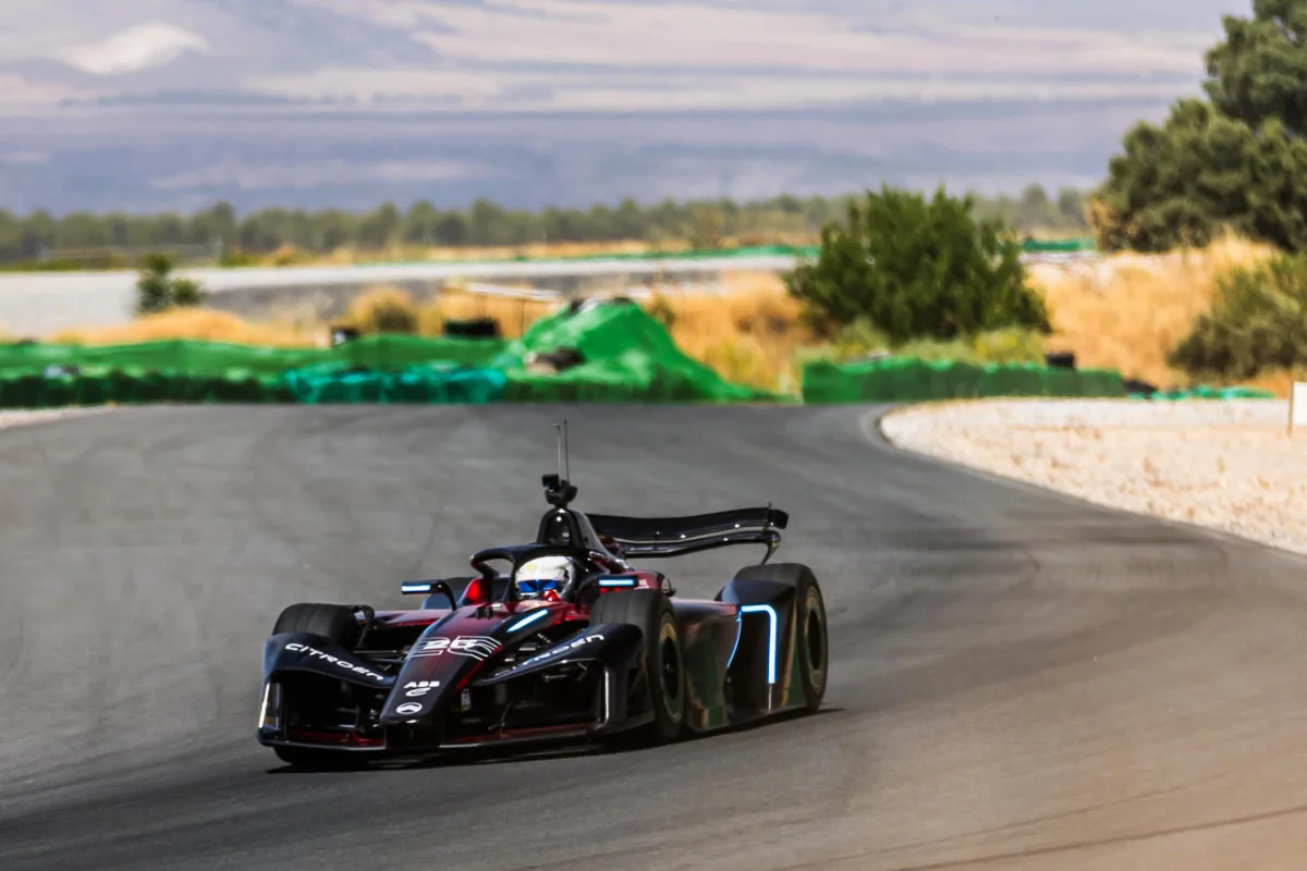 Déjà bien plus adhérente que la GEN3.5 grâce à ses nouvelles gommes Bridgestone, la Formule E GEN4 recevra à terme de