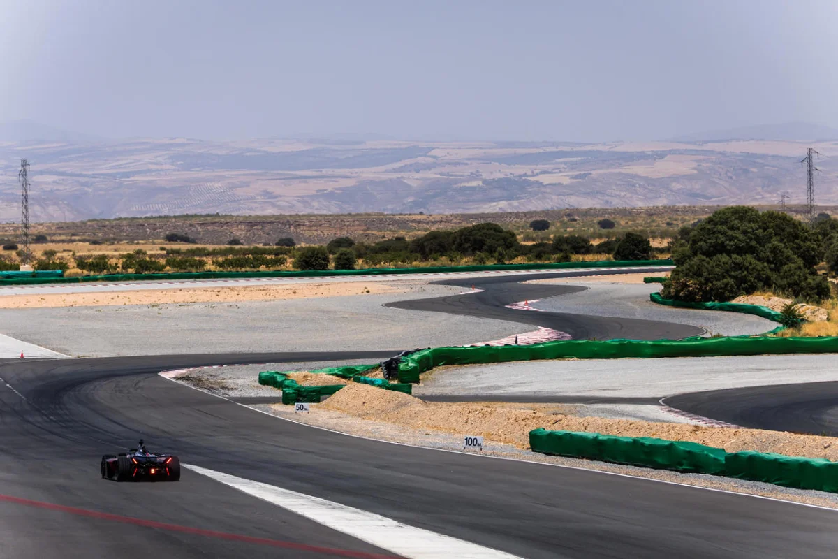 Sinueux, vallonné et surchauffé le jour des essais, le circuit de Guadix a mis à rude épreuve les monoplaces électriques de Citroën Racing et d'un concurrent, lequel ne souhaitait pas communiquer sur sa venue.