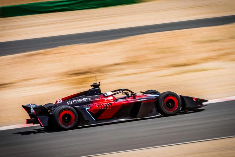 Pourquoi on va (enfin) regarder les courses de Formule E
