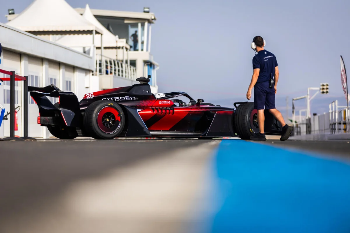 Comme cette saison, le double Champion du Monde de FE Jean-Eric Vergne pilotera pour Citroën Racing aux côtés du Néo-Zélandais Nick Cassidy. Les deux connaissant aussi l’Hypercar Peugeot 9X8 en WEC…