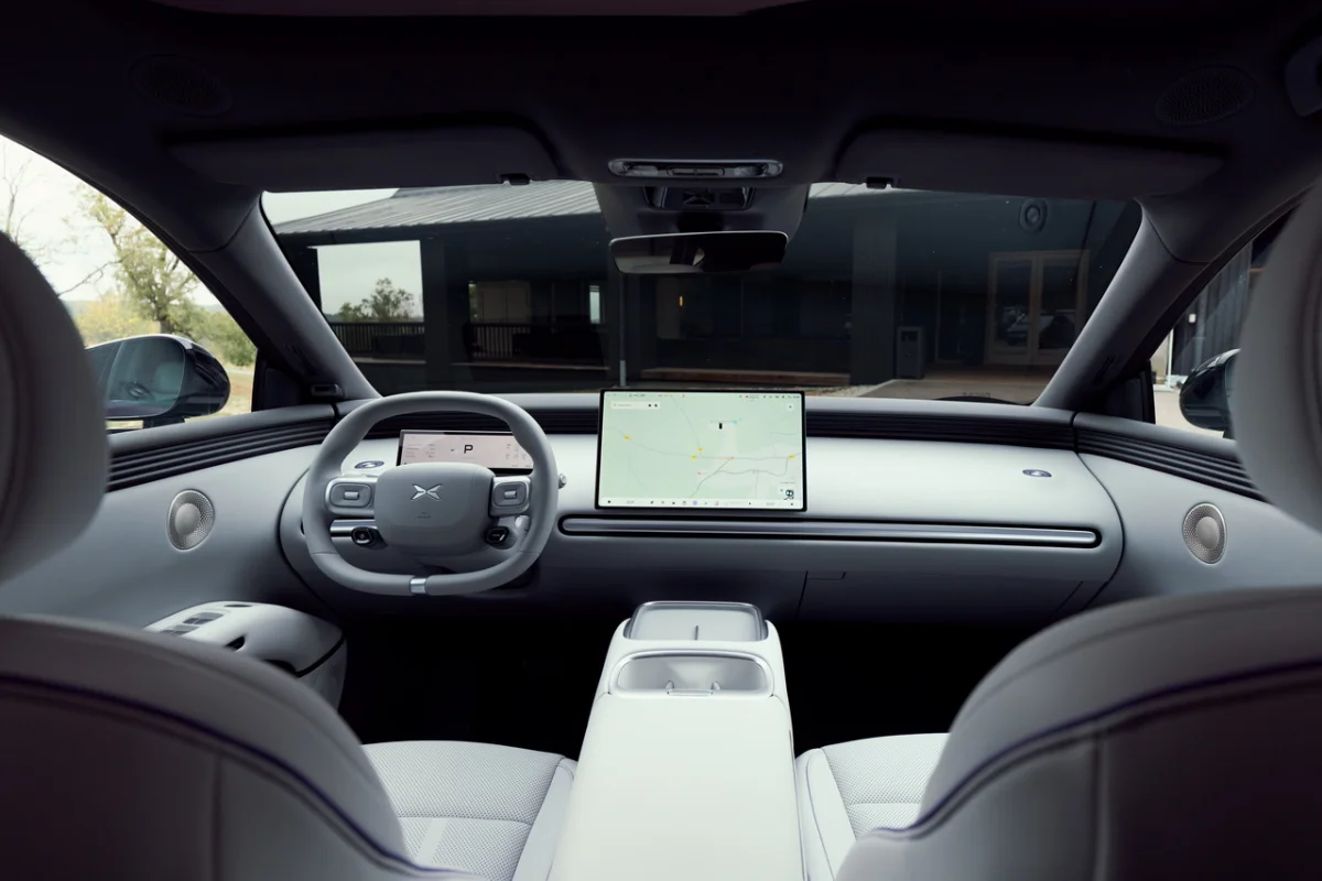 Xpeng reste fidèle à une ambiance épurée pour l'intérieur du L03. L'ergonomie essentiellement digitale n'est pas ce qu'il y a de mieux.